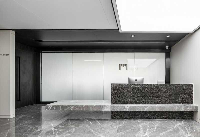 鄭州辦公室裝修施工報價人工費用：工種（電工/瓦工）單價與工期關聯